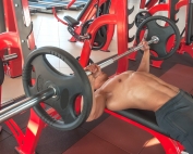 Mann beim Bankdrücken