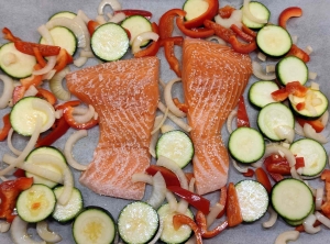 Lachs mit Gemüse auf Backblech