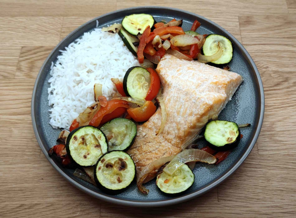 Lachs mit Reis und Gemüse