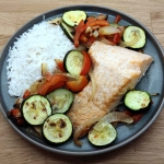 Lachs mit Reis und Gemüse