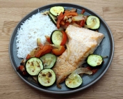 Lachs mit Reis und Gemüse